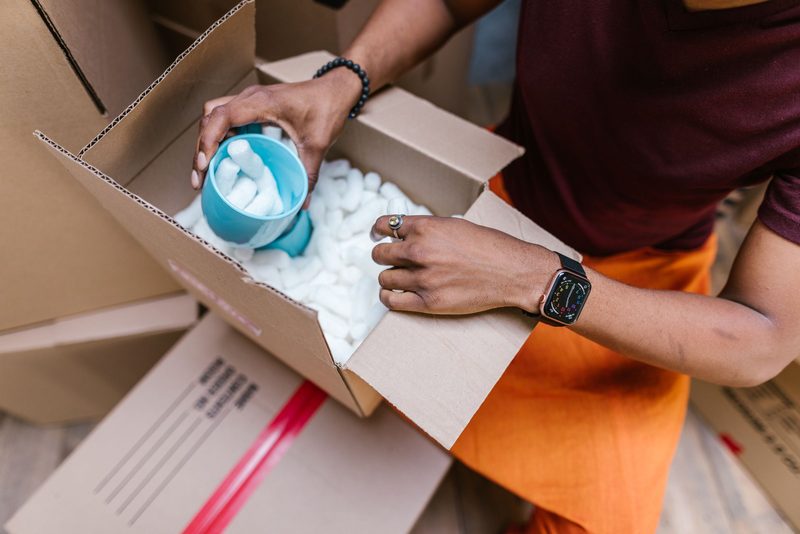 Produktset wird am Packplatz nach Stückliste zusammengestellt